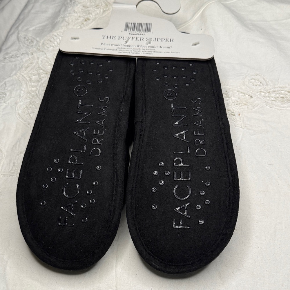 Black Quilted Women's Bedroom Slippers NWT - Picture 3 of 4